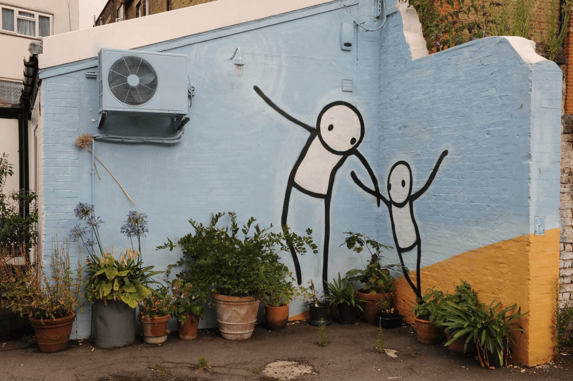 Stik 在伦敦东杜威奇 Blackwater Court 创作的街头艺术作品